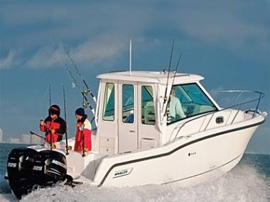 BOSTON WHALER представила новую модель 285 PILOTHOUSE с интегрированной кормовой дверью