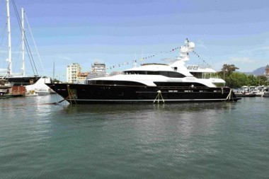 В Виареджио спустили на воду новую суперъяхту Benetti Vision 145′